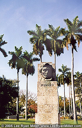 Monument to Abe Lincoln University of Pittsburgh’s Semester at Sea program - Lee Ryan Miller’s Cuba Journal and Pictures.